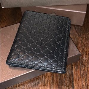 Mens Gucci Black Leather passport style wallet